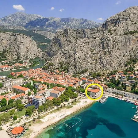 Toreta - Center, Beachfront * Omiš