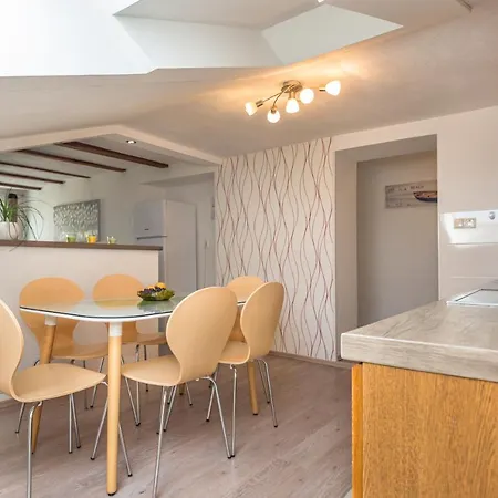 Toreta - Center, Beachfront * Omis